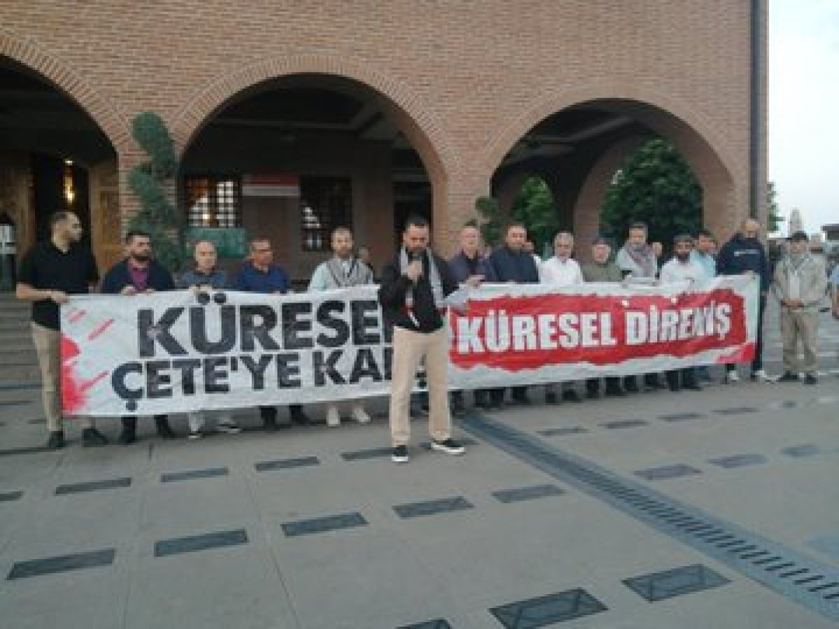 İşgale Son Filistin’e Özgürlük için Hacı Bayram Camii avlusunda Sabah Namazı Çıkışı Basın açıklaması yaptık.