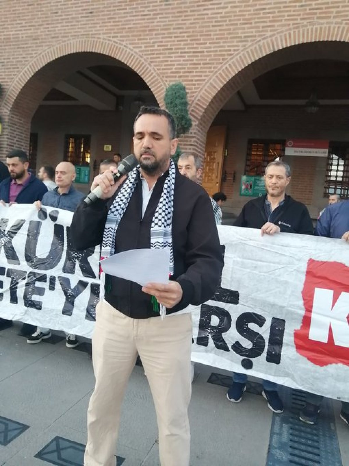 İşgale Son Filistin’e Özgürlük için Hacı Bayram Camii avlusunda Sabah Namazı Çıkışı Basın açıklaması yaptık.