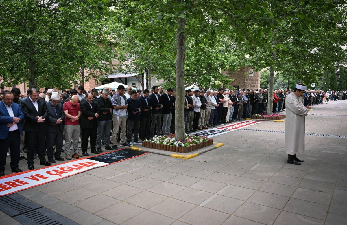 Katil İsrail’in Gazze’de şehit ettiği İHH yardım görevlileri ve tüm Filistinli şehitler için Ankara'da gıyabi cenaze namazı kılındı.