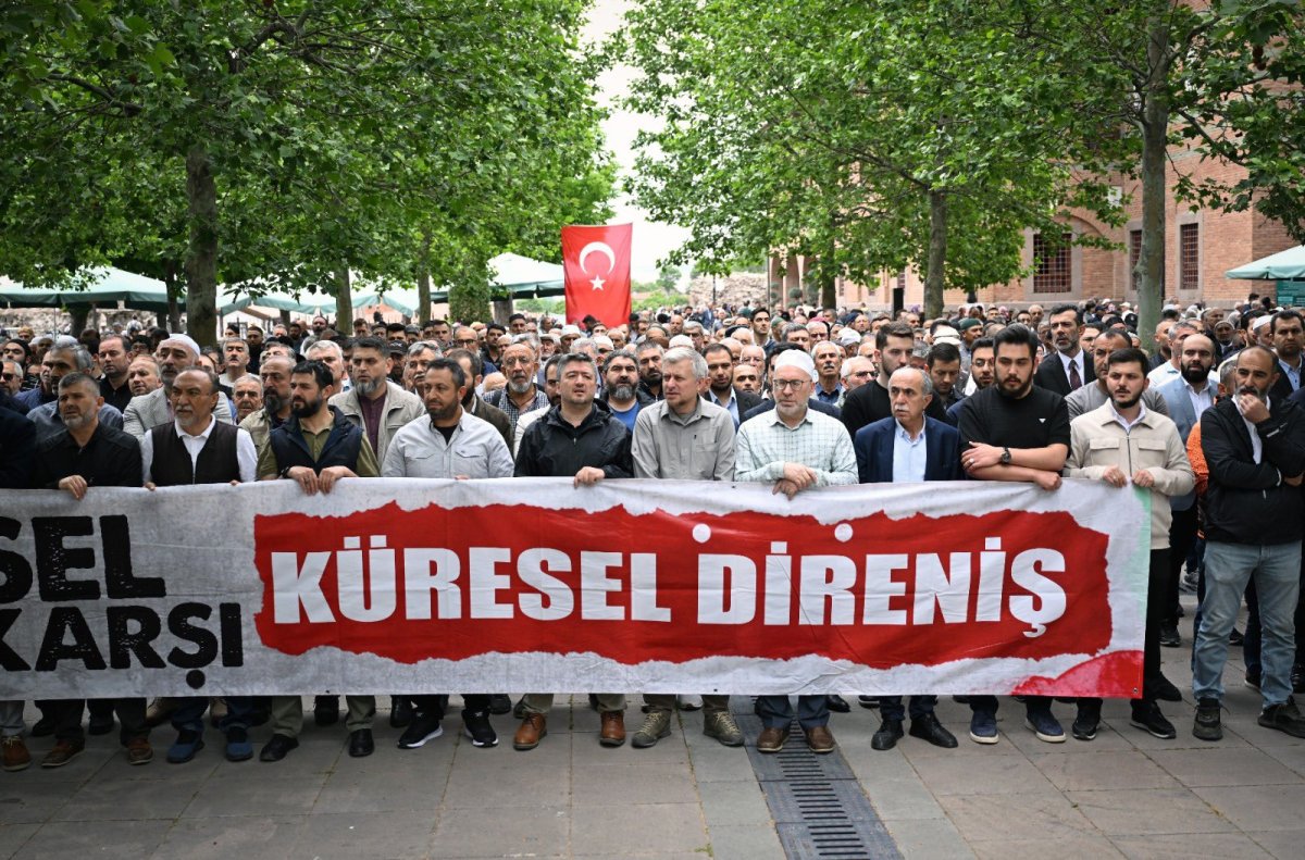 Katil İsrail’in Gazze’de şehit ettiği İHH yardım görevlileri ve tüm Filistinli şehitler için Ankara'da gıyabi cenaze namazı kılındı.