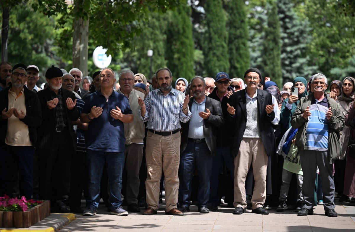 Katil İsrail’in Gazze’de şehit ettiği İHH yardım görevlileri ve tüm Filistinli şehitler için Ankara'da gıyabi cenaze namazı kılındı.